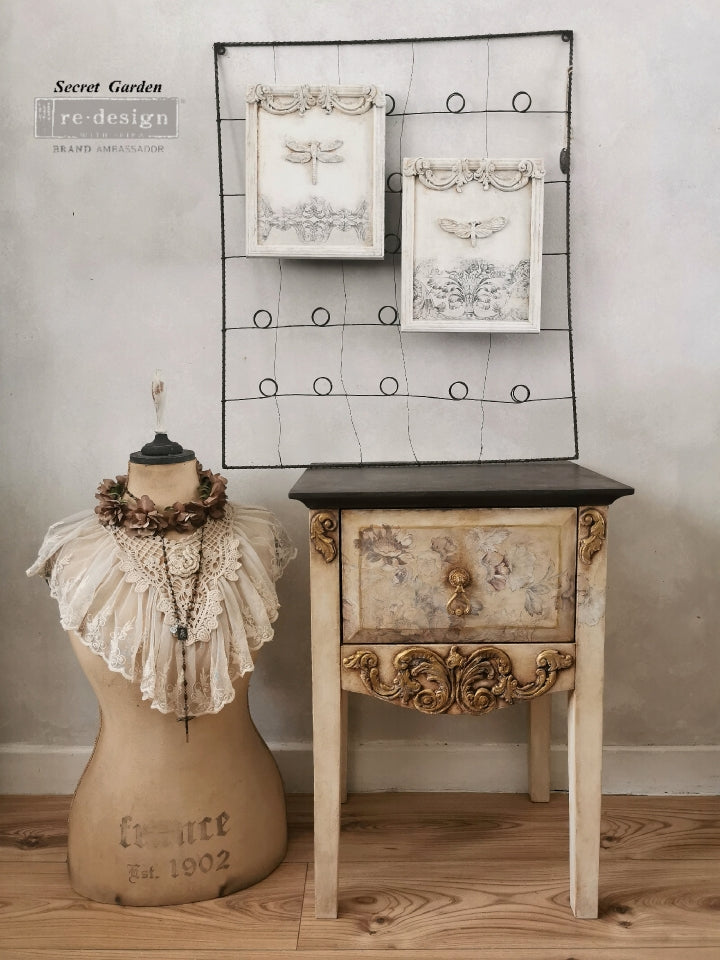 Lilian Scrolls Mould